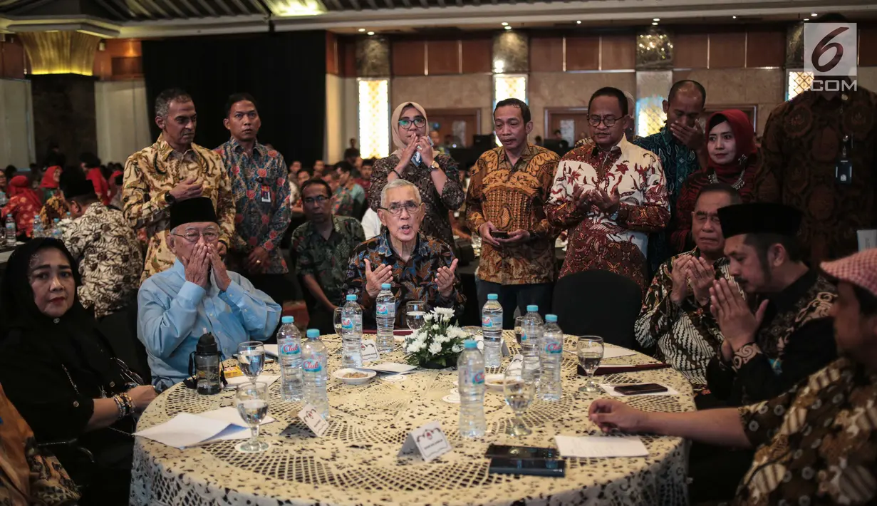 Menteri Pertahanan Ryamizard Ryacudu, Wakil Presiden ke-6 RI, Try Sutrisno, Rachmawati Soekarnoputri, Salahuddin Wahid (Gus Solah), dan sejumlah Tokoh agama berdoa selama acara silaturahmi dengan Forum Rekat Anak Bangsa di Jakarta, Senin (12/8/2019). (Liputan6.com/Faizal Fanani)