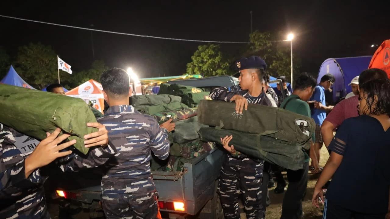 FOTO: TNI AL Bangun Posko Pengungsian bagi Korban Kebakaran di Kemayoran