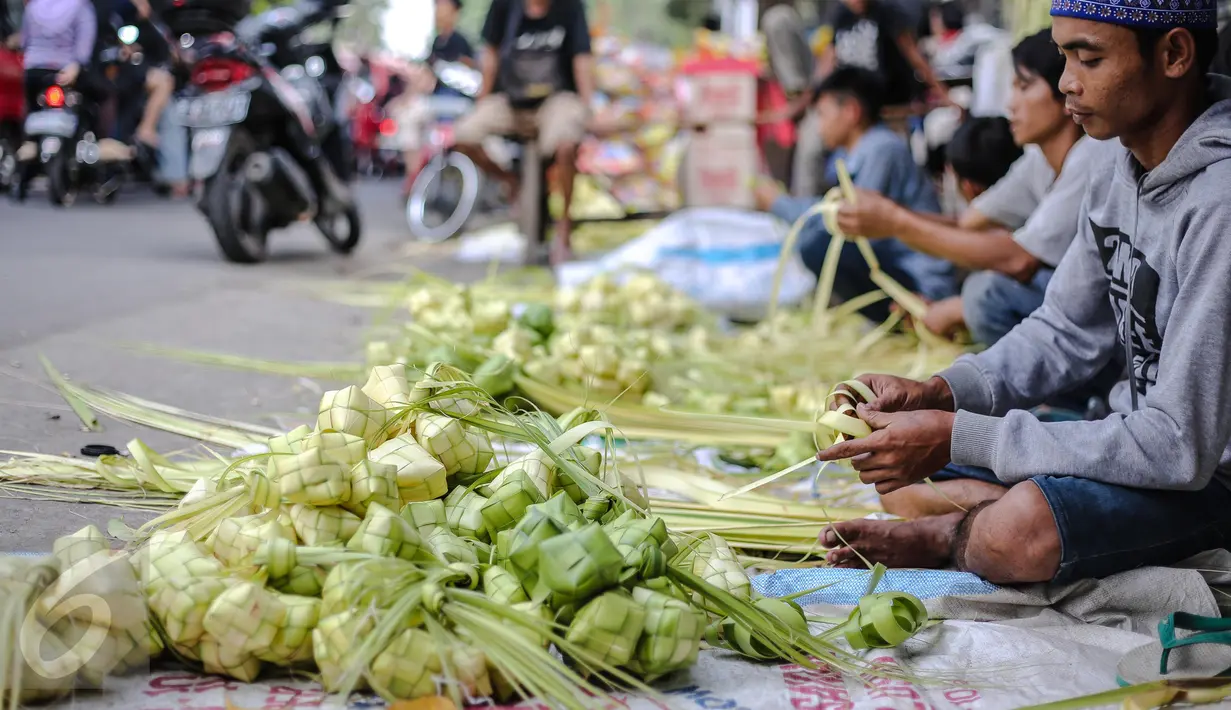 Penjual menganyam kulit ketupat sambil menunggu pembeli di sebuah pasar kawasan Ciracas, Jakarta, Kamis (16/7/2015). Menjelang Lebaran, warga mulai ramai membeli kulit ketupat. (Liputan6.com/Faizal Fanani)