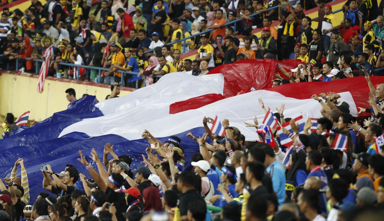 Suporter Thailand membentangkan bendera raksasa saat timnya menang atas Malaysia pada final sepak bola putra SEA Games 2017 di Stadion Shah Alam, Malaysia (29/8/2017). Thailand menang 1-0. (AP/Vincent Thian)