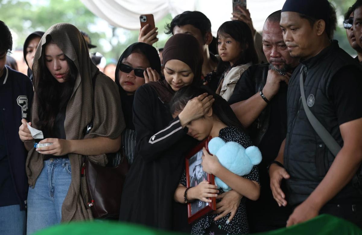 FOTO: Duka Mendalam Mengiringi Pemakaman Gary Iskak di Tanah Kusir