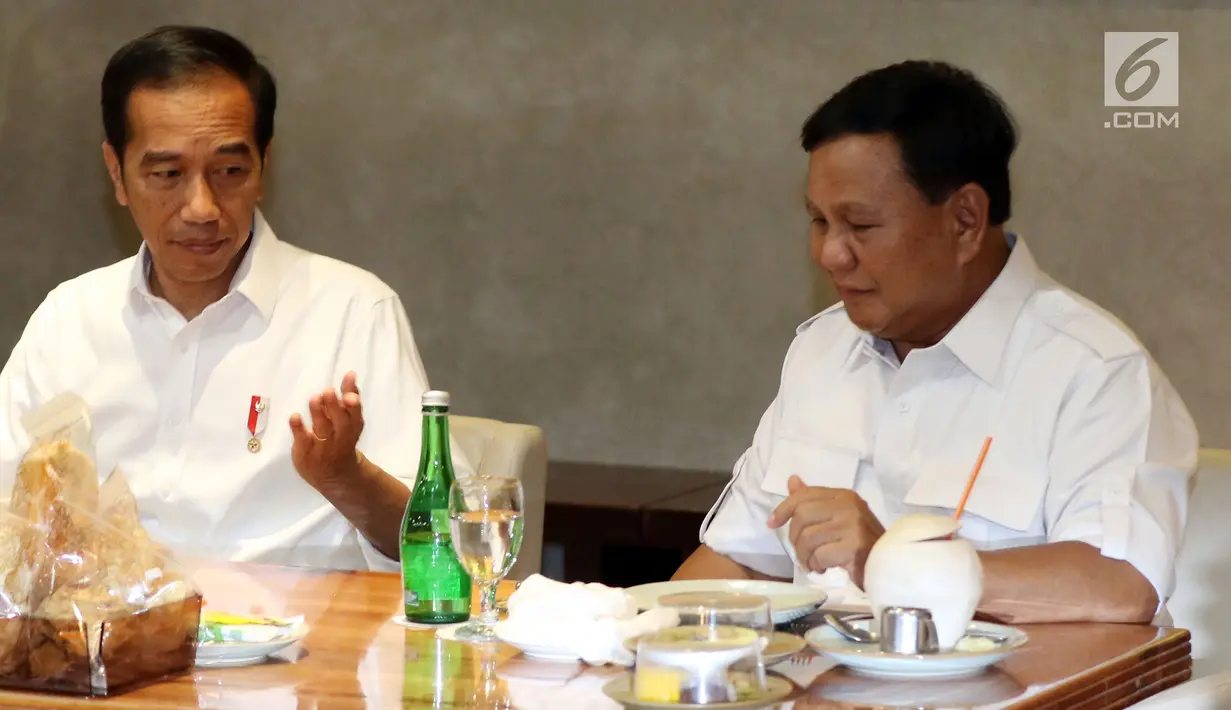 Presiden terpilih Joko Widodo atau Jokowi (kiri) dan Ketua Umum Partai Gerindra Prabowo Subianto saat makan bersama di FX Sudirman, Jakarta, Sabtu (13/7/2019). Usai makan, Prabowo meninggalkan terlebih dahulu lokasi tersebut. (Liputan6.com/JohanTallo)