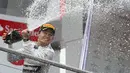Selebrasi pembalap F1 dari tim Mercedes, Nico Rosberg, di podium utama GP Jerman di Sirkuit Hockenheim, (20/7/2014). (REUTERS/Michael Dalder) 