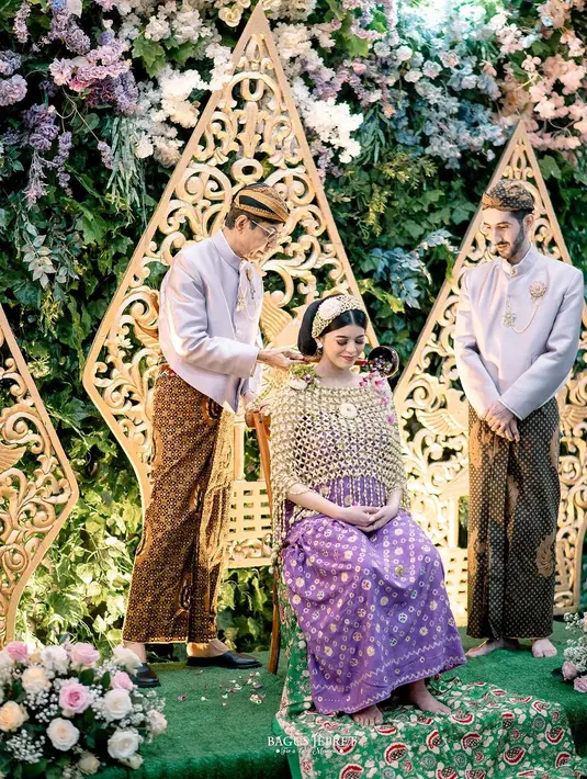 Usai pengajian, dilanjutkan dengan siraman khas adat Jawa. Tampak Jharna yang menawan kenakan kain jumputan ungu dan roncean melati. [Foto: IG/@bagusjepret].