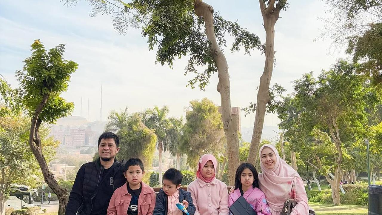 Potret Oki Setiana Dewi Ajak Anak-Anak Main di Taman Kota Kairo, Kompak Pakai Baju Pink