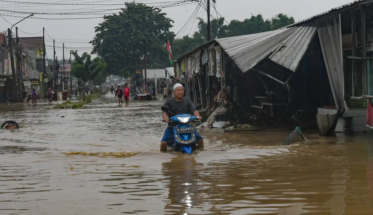 Saat ini, ratusan warga terdampak banjir telah dievakuasi ke lokasi yang lebih kering atau aman. (merdeka.com/Arie Basuki)