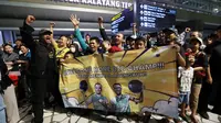 Warga badminton lovers ikut menyambut kedatangan atlet Indonesia dari All England 2024, Senin (18/3/2024) malam WIB, di Bandara Soekarno-Hatta. (Bola.com/M. Iqbal Ichsan)