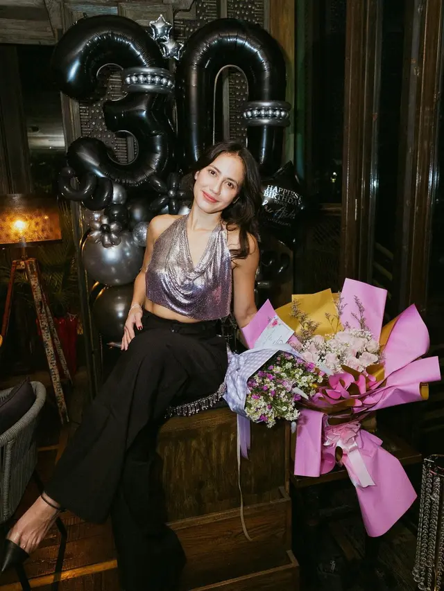 6 Potret Perayaan Ulang Tahun Pevita Pearce ke-30, Elegan Bernuansa Serba Hitam