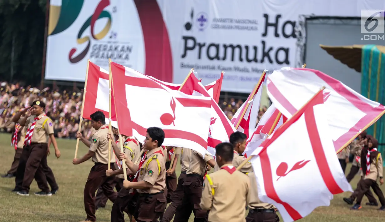 Sejumlah peserta beraksi dalam acara pembukaan Raimuna Nasional XI yang digelar di Bumi Perkemahan Cibubur, Jakarta Timur, Senin (14/8). Acara itu digelar bersamaan dengan acara Hari Pramuka ke-56. (Liputan6.com/Faizal Fanani)