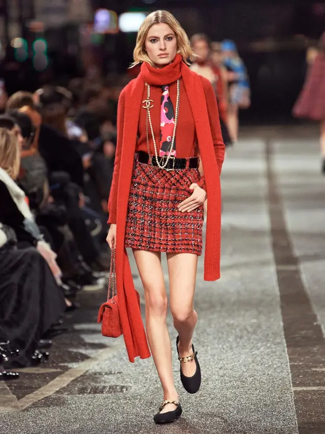 8 Potret Koleksi Chanel Metiers d’Art 2024 yang Terinspirasi dari Kota Manchester