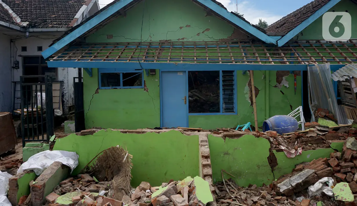 Kondisi rumah yang mengalami kerusakan akibat gempa di Dusun Krajan, Majangtengah, Dampit, Kabupaten Malang, Minggu (11/4/2021). Sejumlah rumah yang rusak berat terpaksa dirobohkan untuk meminimalisir adanya korban jika terjadi gempa susulan. (merdeka.com/Nanda F. Ibrahim)