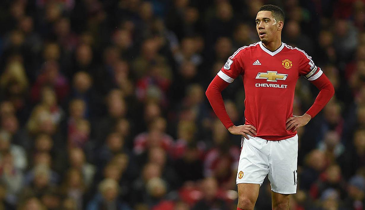 Bek Tengah  Manchester United, Chris Smalling, menjadi titik lemah saat timnya kalah 1-3 dari Watford. (EPA/Peter Powell)