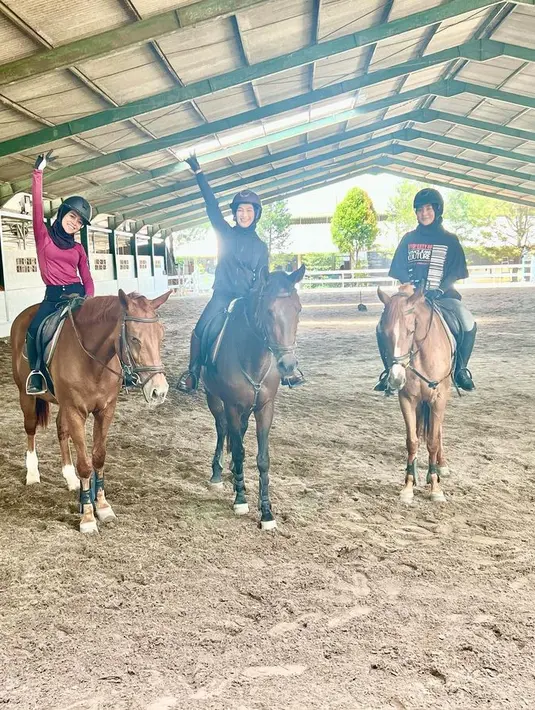 Selain pilihan pakaian warna nude, Lesty juga tak masalah pakai baju berwarna seperti ungu. [Foto: @lestykejora]