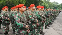 Pasukan Kopassus ikut dikerhakan untuk menjaga keamanan selama perayaan Natal di Kota Solo, Kamis (21/12).(Liputan6.com/Fajar Abrori)