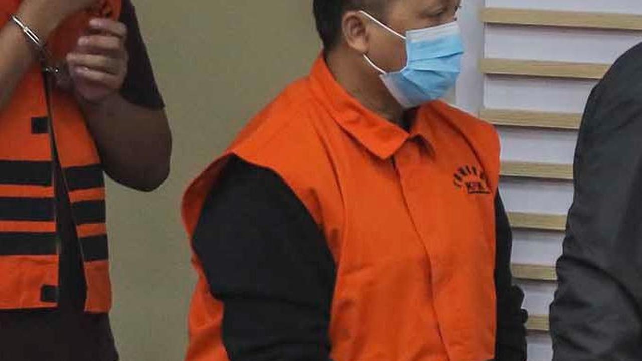 Puji ditetapkan menjadi tersangka bersama dengan tiga orang lainnya atas penerimaan suap penanganan kasus dugaan korupsi pengadaan peningkatan produksi dan nilai tambah holtikultura di Kabupaten Bondowoso.