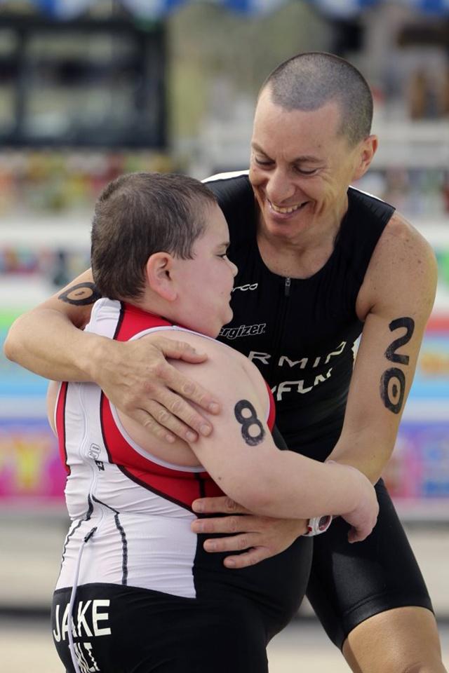 Jake bersama seorang pelatih triathlonnya | Photo: Copyright metro.co.uk