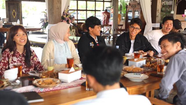 Muhammad Zinedine Alam Ganjar makan siang bersama Tokoh Pemuda dan Influencer se-Banten di Saba Backyard, Tembong, Kecamatan Cipocok Jaya, Kota Serang, Banten, Sabtu (13/1) (Istimewa)