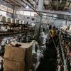 Pekerja memintal benang di Kebayoran, Jakarta, Selasa (5/7/2022). Pabrik benang yang berdiri sejak tahun 1970-an tersebut dapat memproduksi 100 kilogram benang dalam sehari dan dipasarkan ke berbagai daerah di Indonesia. (Liputan6.com/Johan Tallo)