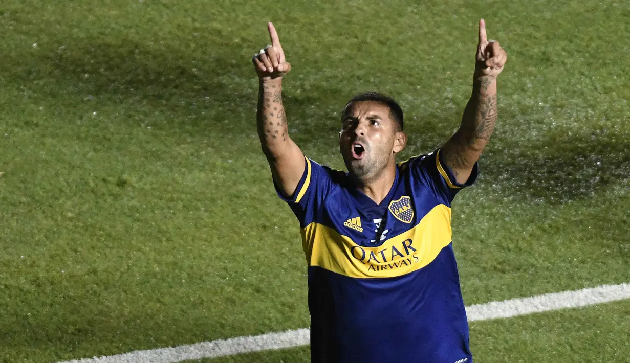 Pemain Boca Juniors, Edwin Cardona, merayakan gol yang dicetaknya ke gawang Bandfield pada laga Copa Diego Armando Maradona di San Juan del Bicentenario Stadium, Selasa (19/1/2021). Boca Juniors menang 5-3 atas Banfield lewat adu penalti. (AFP/Andres Larrovere/various sources)