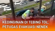 Aksi petugas mengevakuasi seorang nenek di tebing tol mengundang perhatian