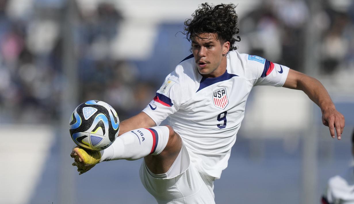 Striker Timnas Amerika Serikat U-20, Cade Cowell mengontrol bola saat menghadapi Slovakia pada laga Grup B Piala Dunia U-20 2023 di Bicentenario Stadium, San Juan, Argentina (26/5/2023). Cade Cowell yang kini membela San Jose di MLS berstatus pinjaman dari Reno FC total mencetak 3 gol dan 1 assist dari 4 laga di Piala Dunia U-20 2023 bersama Timnas Amerika Serikat. Sayang, Amerika Serikat harus tersingkir di babak perempatfinal setelah takluk 0-2 dari Uruguay. (AP Photo/Natacha Pisarenko)