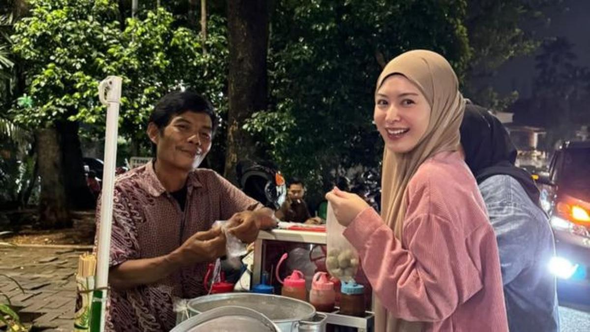 Larisi Kuliner Kaki Lima, Potret Keceriaan Ayana Moon Jajan Cilok untuk Buka Puasa