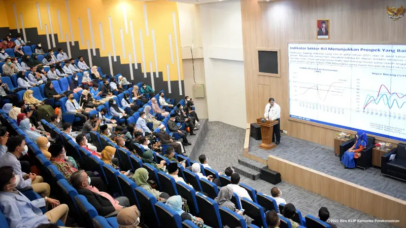 Menko Perekonomian Airlangga Hartarto menyampaikan keynote speech pada Kuliah Umum Strategi Percepatan Pengembangan Digitalisasi dan Kewirausahaan Pada Mahasiswa di Universitas Islam Negeri Raden Fatah Palembang (5/3/2022). (Dok ekon.go.id)