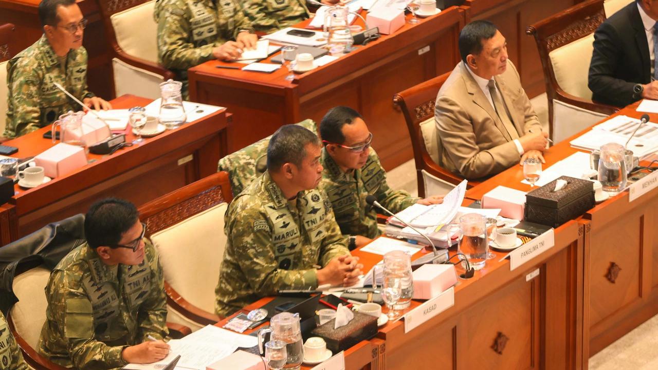 FOTO: Kasad Maruli Bahas Kesiapan Pertahanan Nasional di DPR