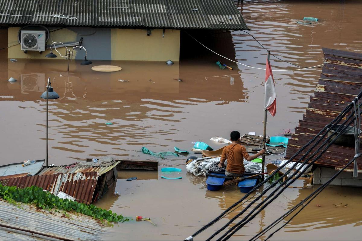 Banjir seatap rumah di Pasar Minggu