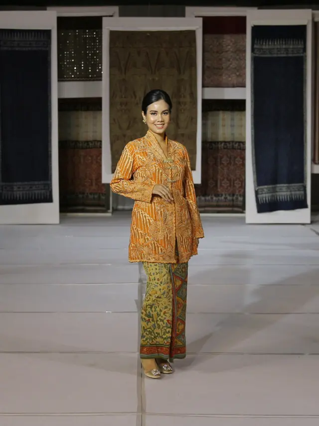 Oscar Lawalata Culture Tampilkan Kebaya dan Kain Daerah Indonesia. [Fimela/Adrian Putra]