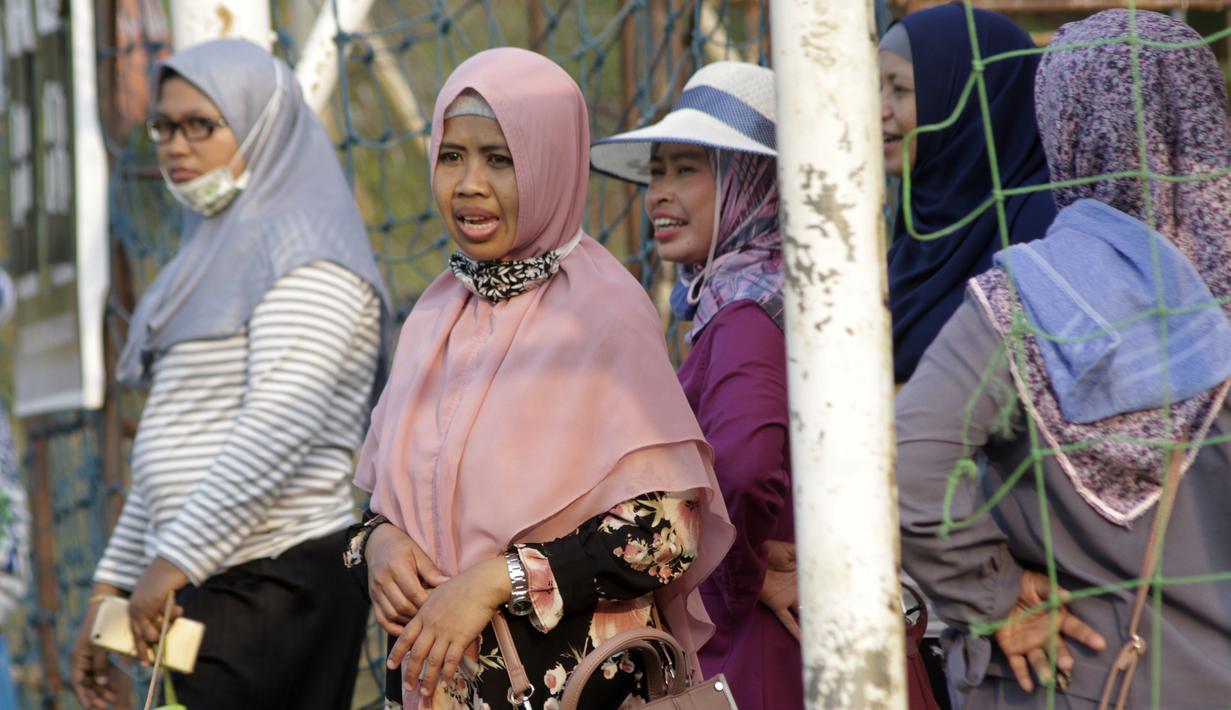 Sejumlah orang tua mendukung anaknya saat menonton pertandingan pada Indonesia Junior League 2019 di Lapangan Sawangan, Minggu (20/10). Dari liga kelas junior ini diharapkan bisa melahirkan pesepakbola muda berbakat dan berkualitas. (Bola.com/M Iqbal Ichsan)