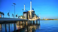 Masjid Terapung atau Masjid Amirul Mukminin terletak di pantai Losari, Makassar. Karena arsitektur masjid itu dibuat di bibir pantai dengan pondasi cukup tinggi, maka dalam keadaan air pasang terlihat seperti terapung di laut. (Istimewa)