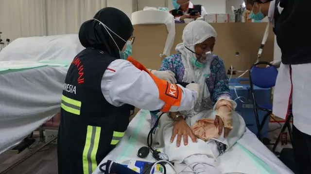 Seorang jemaah haji menjalani perawatan di Klinik Kesehatan Haji Indonesia (KKHI) Makkah. Kasus penyakit pneumonia atau radang paru pada jemaah melonjak pasca-puncak haji di Armuzna.