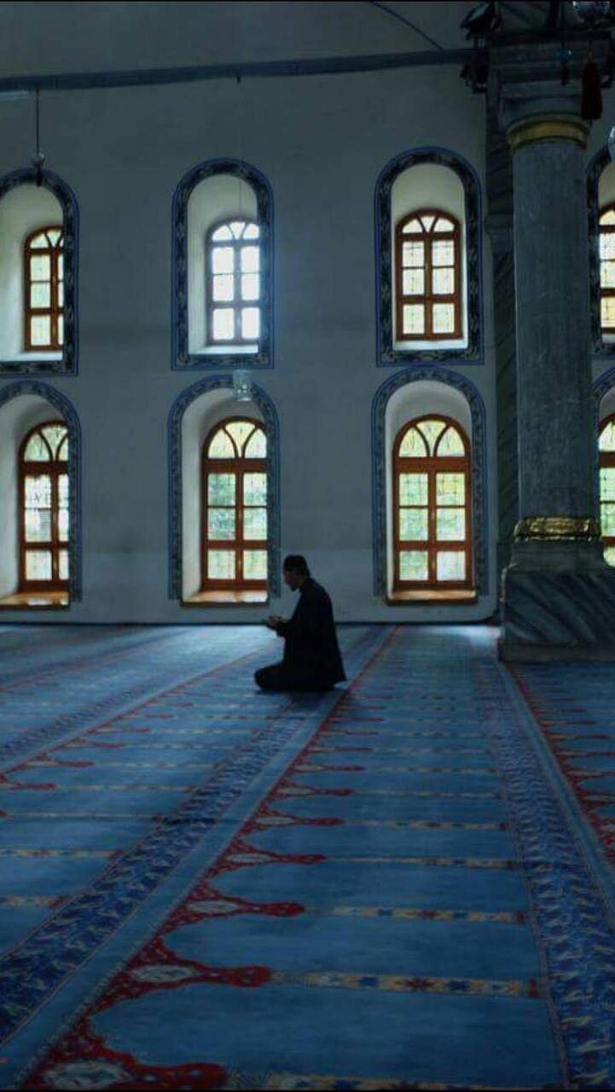 Tata cara sholat jamak taqdim dzuhur dan ashar dimulai dengan melaksanakan sholat dzuhur terlebih dahulu pada waktu dzuhur. Setelah selesai sholat dzuhur, Anda langsung melanjutkan sholat ashar dengan membaca niat sholat ashar tanpa berdzikir, berdoa, mau