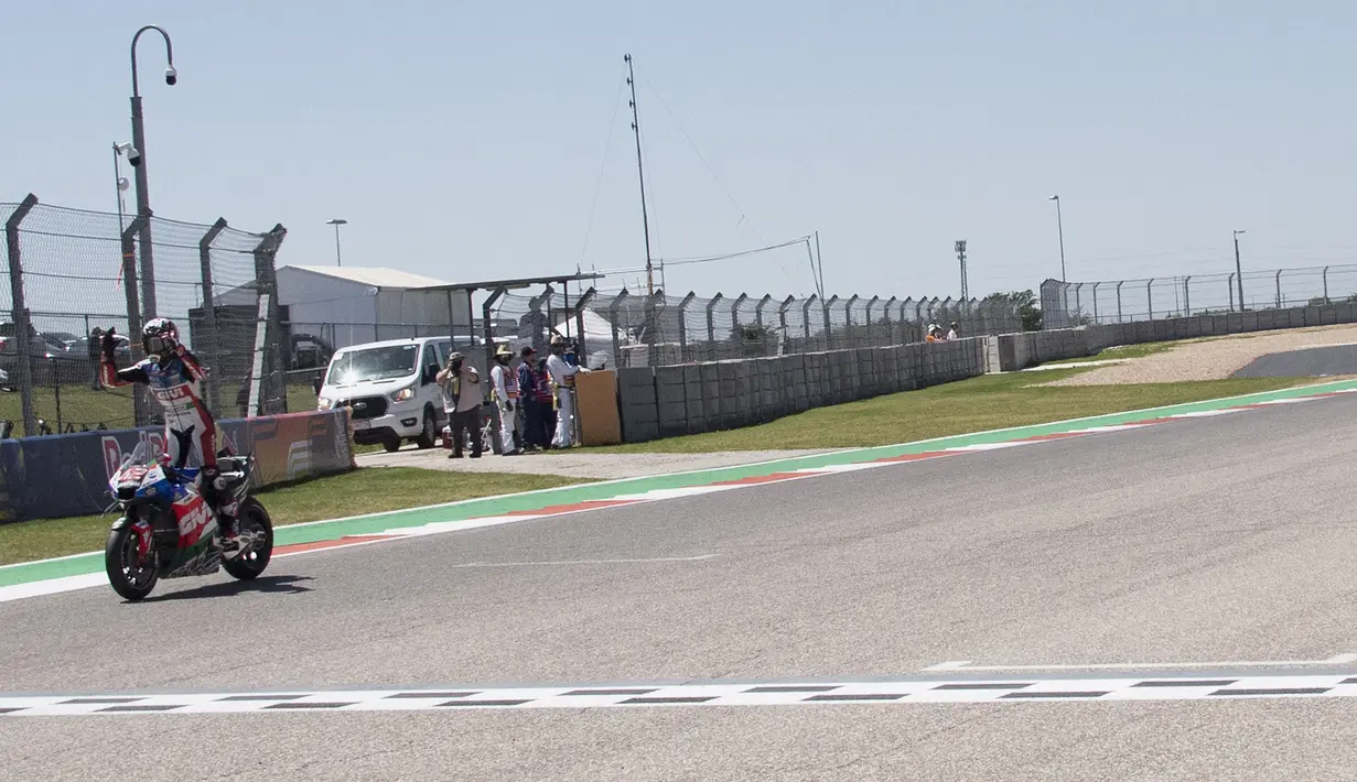 Pebalap LCR Honda, Alex Rins merayakan kemenangan saat MotoGP Amerika 2023 yang berlangsung di Circuit of the Americas, Texas, Amerika Serikat, Senin (17/04/2023) dini hari WIB. (AFP/Mirco Lazzari Gp)