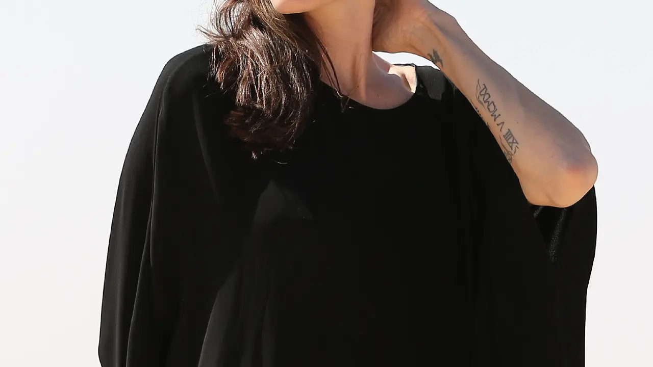 Angelina Jolie diduga selingkuhi Brad Pitt dengan seorang triliuner.