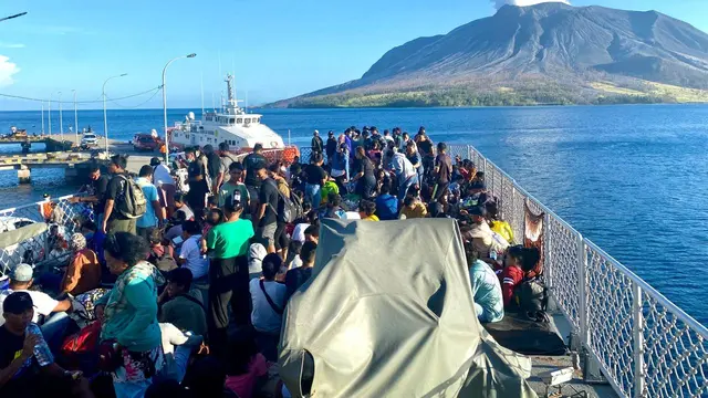 Para pengungsi akibat erupsi Gunung Ruang saat berada di Pelabuhan Tagulandang, Kabupaten Kepulauan Sitaro, Sulut.