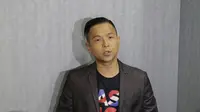 Ernest Prakasa memberikan keterangan saat menghadiri acara XYZ Day 2018 di Senayan City, Jakarta, Kamis (25/4/2018). (Bola.com/M Iqbal Ichsan)