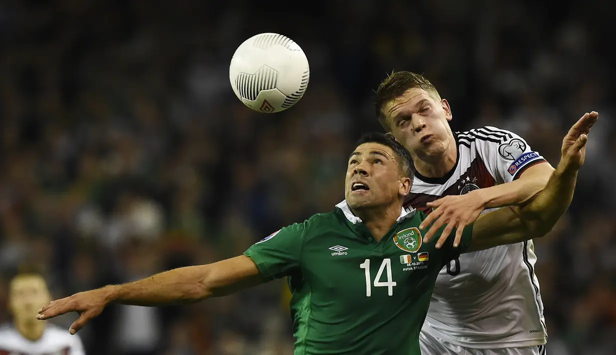 Pemain Jerman Emre Can (kiri) berusaha menyundul bola dari pemain Republik Irlandia David McGoldrick  pada Kualifikasi Piala Eropa 2016 Grup D, di Sation Aviva, Dublin, Kamis (8/10/2015). Jerman menyerah 0-1. (AFP Photo / Tobias Schwarz)