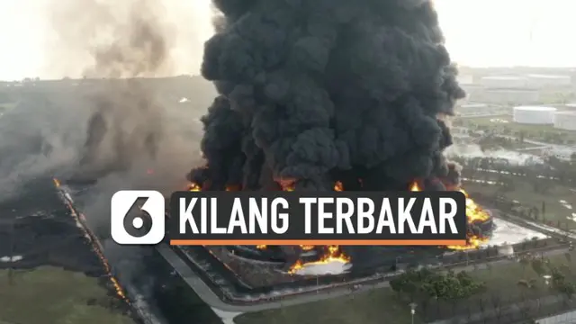 Kebakaran besar masih terjadi di kilang minyak Pertamina Balongan Senin (29/3) pagi. Tampak dari udara Api berkobar besar diserta asap hitam pekat.