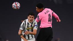 Bek Barcelona, Ronald Federico Araujo, berebut bola dengan penyerang Juventus, Alvaro Morata, pada laga lanjutan Liga Champions 2020/2021 di Allianz Stadium, Kamis (29/10/2020) dini hari WIB. Barcelona menang 2-0 atas Juventus. (AFP/Marco Bertorello)
