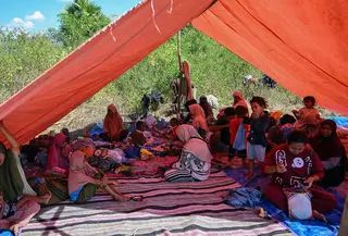 Warga beristirahat di bawah tenda di sebuah lapangan terbuka di Mbay, Nagekeo, Nusa Tenggara Timur, Senin, 17 Agustus 2026, (AFP/ Juni Kriswanto)