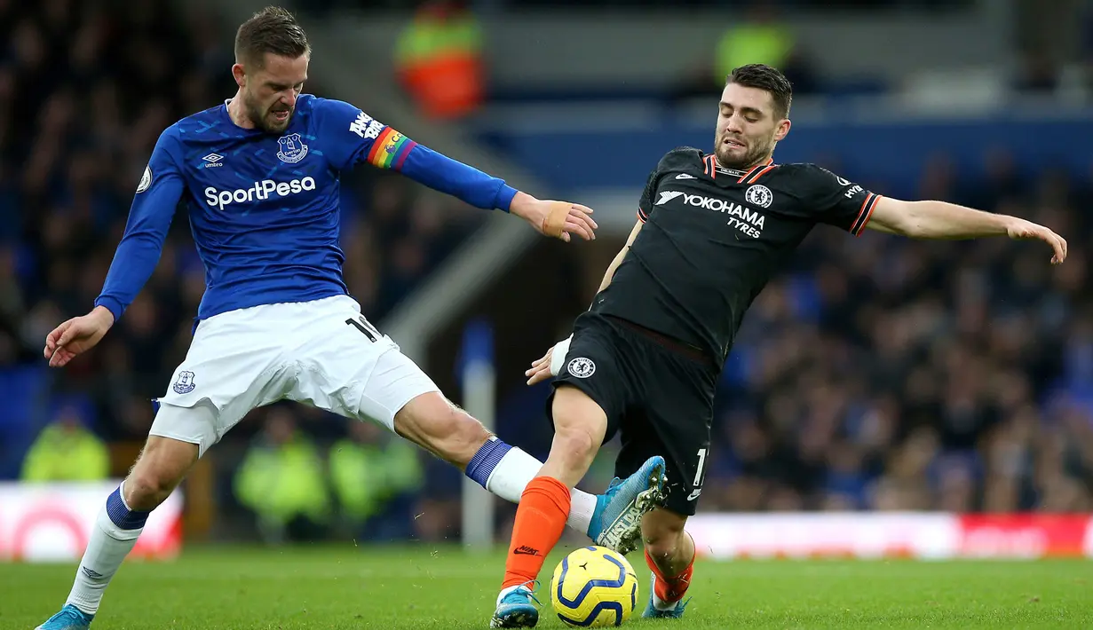Pemain Everton Gylfi Sigurdsson (kiri) berebut bola dengan pemain Chelsea Mateo Kovacic saat bertanding pada laga Liga Inggris di Goodison Park, Liverpool, Inggris, Sabtu (7/12/2019). Everton menang 3-1. (Nigel French/PA via AP)