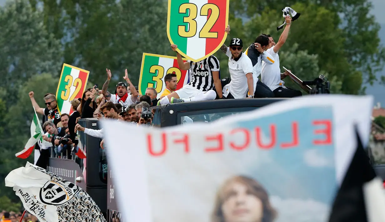 Di atas bus terbuka, pemain Juventus merayakan gelar Scudetto Serie A di Turin, Italia, (18/5/2014). (REUTERS/Alessandro Garofalo)