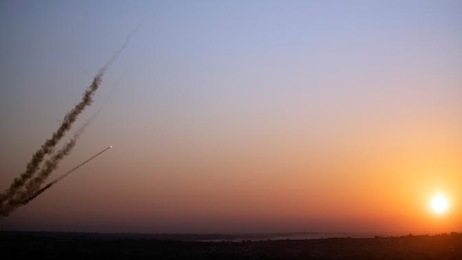 Roket diluncurkan dari Jalur Gaza ke Israel, Palestina, Selasa (12/11/2019). Tewasnya komandan Jihad Islam Baha Abu Al-Ata memicu serangan balasan dari militan Palestina di Gaza. (AP Photo/Khalil Hamra)