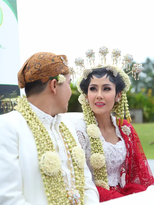 "Tadi sempat hujan sebelum mulai, itu berkah sih," ucap Arie Dwi Andhika. "Kita mikirnya itu berkah sih ya, nggak terlalu mikirin macam-macam, cuma apa yang dikasih hari ini berkah dari Allah," tambah Ardina Rasti. (Daniel Kampua/Bintang.com)