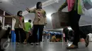 Sejumlah anggota pramuka memberi arahan kepada penumpang di Pelabuhan Merak, Cilegon, Banten, Senin (13/7/2015). Selain polisi, sejumlah relawan dari anggota Pramuka juga ikut membantu kelancaran arus mudik 2015. (Liputan6.com/Johan Tallo)