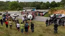 Kerabat dari para narapidana berkumpul di pos pemeriksaan menyusul kerusuhan yang terjadi di dalam penjara kota Amazon, Brasil, Senin (2/1). Setidaknya 60 orang tewas akibat kerusuhan yang dipicu persaingan antargeng narkoba. (REUTERS/Michael Dantas)