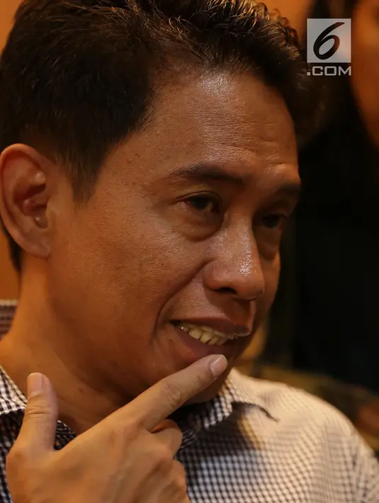 Perwakilan keluarga WNI korban penculikan, Rudi Subandi memberi keterangan di Gedung Kemenlu, Jakarta, Rabu (19/9). Penculik dua nelayan WNI di Sabah diduga memberi informasi tentang kedua korban kepada Kelompok Abu Sayyaf (ASG). (Merdeka.com/Imam Buhori)