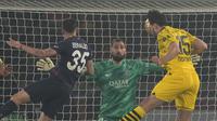 Bek Dortmund, Matts Hummles (kanan), mencetak gol ke gawang kiper Paris Saint-Germain, Gianluigi Donnarumma, pada leg 2 semifinal Liga Champions 2023/2024 di Parc des Princes, Rabu (8/5/2024) dini hari WIB. (AP Photo/Lewis Joly) (AP Photo/Lewis Joly)